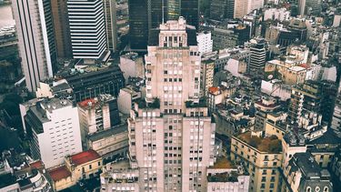 Fue el edificio más alto de Sudamérica en 1936. Su estilo racionalista y Art Deco lo convirtió en un ícono de Buenos Aires. Fue el edificio más alto de Sudamérica en 1936. Su estilo racionalista y Art Deco lo convirtió en un ícono de Buenos Aires.