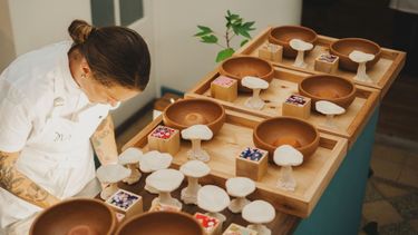 En una casa tradicional de barrio, y con un menú vibrante con técnicas de alta cocina y presentaciones cuidadas, Marta Restaurante se suma al mapa de los lugares que hay que visitar en Buenos Aires. En una casa tradicional de barrio, y con un menú vibrante con técnicas de alta cocina y presentaciones cuidadas, Marta Restaurante se suma al mapa de los lugares que hay que visitar en Buenos Aires.