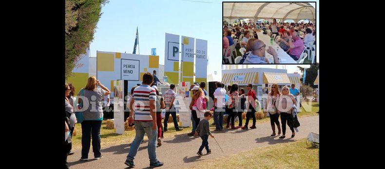 Los visitantes recorrieron la muestra ante un sol radiante.  (LA OPINION) - Las Carpa de las Colectividades ayer estuvo colmada de público.  (LA OPINION)