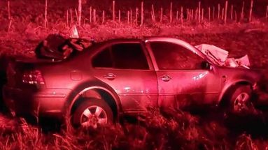 El automóvil Volkswagen Bora en el que viajaban María de los Ángeles Gervasoni y su hija Sofía Cartosiello, quienes fallecieron en el impacto contra el camión.