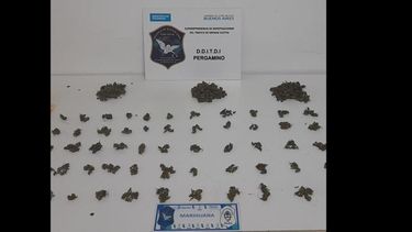 La Delegación Departamental de Investigaciones del Tráfico de Drogas Ilícitas de Pergamino realizó dos allanamientos por venta de estupefacientes al menudeo.