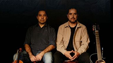 La trasnochera dúo integrada por Víctor Rotela en voz y violín, y Víctor Espinillo en voz y guitarra.