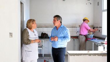 El intendente Martínez junto a la directora Adriana Capalbo recorrieron las obras que se realizan en el establecimiento educativo.  (GOBIERNO DE PERGAMINO)