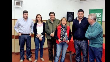 Las adjudicaciones en los pueblos fueron encabezadas por el intendente e integrantes de Tierras y Viviendas. (LA OPINION)