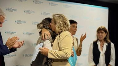 Gianini recibió una distinción especial por su labor y compromiso en el área de inclusión. Durante el acto en la legislatura bonaerense, estuvieron presentes familiares y operarios de la institución para celebrar este logro. Gianini recibió una distinción especial por su labor y compromiso en el área de inclusión. Durante el acto en la legislatura bonaerense, estuvieron presentes familiares y operarios de la institución para celebrar este logro.