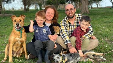 Luciano Salaberría junto a su familia en el entorno que más les satisface: el del campo. Luciano Salaberría junto a su familia en el entorno que más les satisface: el del campo.
