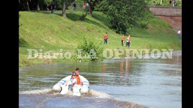 Personal de Bomberos Voluntarios ayer a la tarde en el operativo de búsqueda. El accidente ocurrió cerca de las 14:00. (LA OPINION)