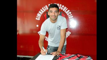 El volante Brian Meza firmó ayer su vínculo con el Rojinegro. El volante Brian Meza firmó ayer su vínculo con el Rojinegro.