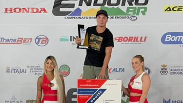 El piloto ramallense Tomás Matkovich consiguió un gran resultado en su debut en la modalidad Enduro, al quedarse con la victoria en la primera fecha del Campeonato Brasileiro de Enduro 2026, disputada este fin de semana en Itajaí, ciudad ubicada a unos 650 kilómetros de San Pablo. El piloto ramallense Tomás Matkovich consiguió un gran resultado en su debut en la modalidad Enduro, al quedarse con la victoria en la primera fecha del Campeonato Brasileiro de Enduro 2026, disputada este fin de semana en Itajaí, ciudad ubicada a unos 650 kilómetros de San Pablo.