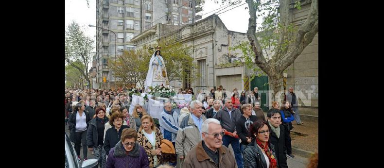 Los devotos acompañaron a la Patrona desde la Parroquia San Vicente, por Florida hasta llegar al templo principal, en cuyo interior se ofició la celebración de la Eucaristía. (LA OPINION)