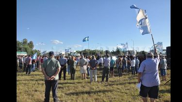 Cerca de 200 personas escucharon los discursos de los dirigentes y productores autoconvocados. Decidieron adherir al paro propuesto por la Mesa de Enlace. (LA OPINION)