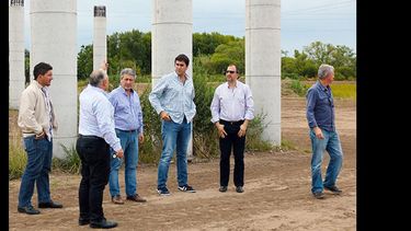 El intendente recorrió con los visitantes las obras de la circunvalación.  (GOBIERNO DE PERGAMINO)