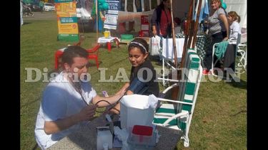 En cada espacio en donde se instala esta propuesta, chicos y grandes realizan sus controles. (LA OPINION)