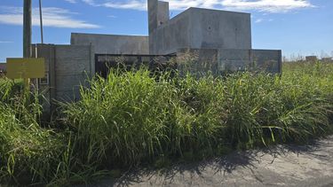 La construcción de viviendas en el predio que se conociera como ProCreAr II está virtualmente abandonada por la imposibilidad económica para edificar. La construcción de viviendas en el predio que se conociera como ProCreAr II está virtualmente abandonada por la imposibilidad económica para edificar.