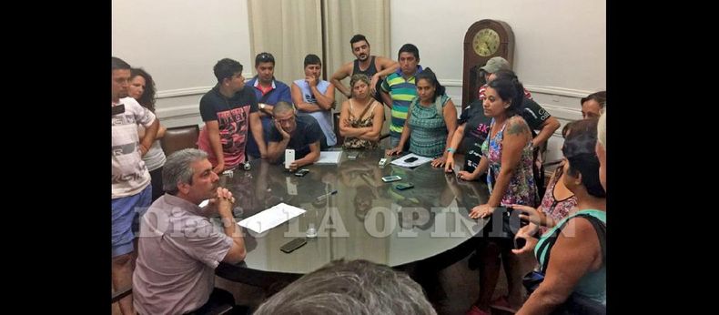 Pasadas las 22:00 comenzó la reunión entre el intendente, los funcionarios de su gabinete y los vecinos damnificados por la inundación. (LA OPINION)