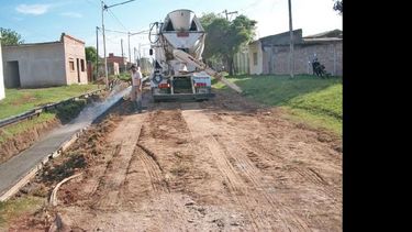 La extensión del cordón cuneta es una de las prioridades que tiene la gestión municipal para mejorar los barrios. (LA OPINION)