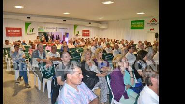 Productores, técnicos e ingenieros agrónomos escucharon atentamente a los disertantes. (LA OPINION)