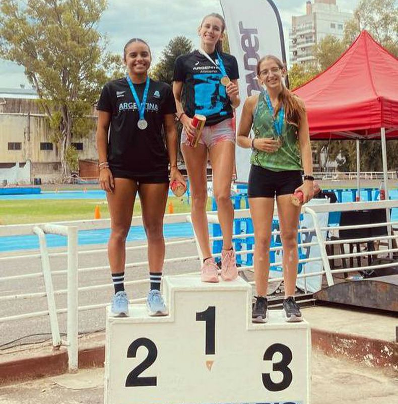 Morena Pugin en el segundo lugar del podio de salto triple. Morena Pugin en el segundo lugar del podio de salto triple.