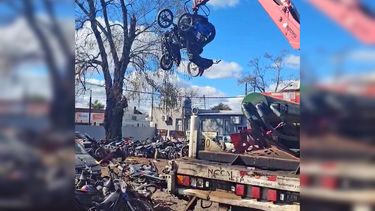 Motos secuestradas hace tiempo están siendo compactadas en Pergamino. Motos secuestradas hace tiempo están siendo compactadas en Pergamino.