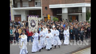 Uno de los momentos más emotivos de la tarde fue la llegada de las reliquias y la imagen de María Crescencia a la Iglesia principal de nuestra ciudad. (LA OPINION)