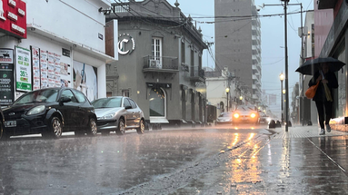 El alerta meteorológico amarillo continúa vigente este lunes con lluvias persistentes y la previsión de un cambio de condiciones hacia el martes, según informó el Servicio Meteorológico Nacional. El alerta meteorológico amarillo continúa vigente este lunes con lluvias persistentes y la previsión de un cambio de condiciones hacia el martes, según informó el Servicio Meteorológico Nacional.