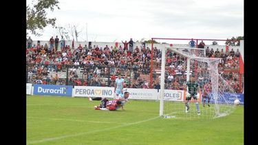Mauro Siergiejuk convierte de cabeza el 2 a 0 ante el equipo salteño. Mauro Siergiejuk convierte de cabeza el 2 a 0 ante el equipo salteño.