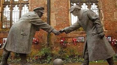 Un monumento en homenaje a la “Tregua de Navidad” en la Primera Guerra Mundial. Un monumento en homenaje a la “Tregua de Navidad” en la Primera Guerra Mundial.