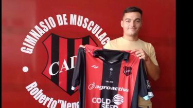 Sergio Checho Suárez luego de estampar la firma en su contrato que lo ligará por otra temporada a Douglas. Sergio Checho Suárez luego de estampar la firma en su contrato que lo ligará por otra temporada a Douglas.