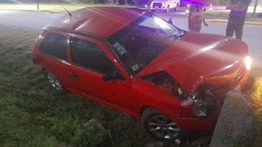 La conductora perdió el control del vehículo y chocó contra una estructura de mampostería de la alcantarilla. La conductora perdió el control del vehículo y chocó contra una estructura de mampostería de la alcantarilla.