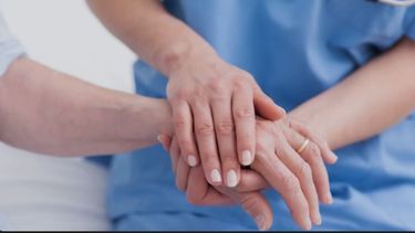 La esencia de la enfermería se apoya en una triada que la vuelve única: conocimiento técnico, sensibilidad humana y fortaleza emocional.