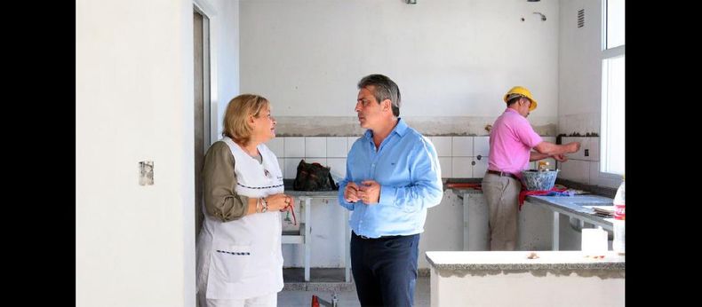El intendente Martínez junto a la directora Adriana Capalbo recorrieron las obras que se realizan en el establecimiento educativo.  (GOBIERNO DE PERGAMINO)