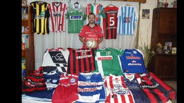 El joven Mariano Gallo junto a parte de su colección de camisetas de fútbol. (LA OPINION)