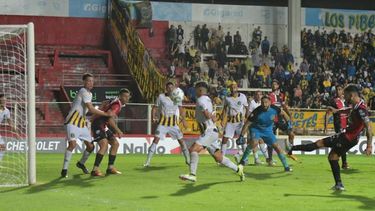 Franco Olego convierte el gol del empate. El Fogonero dejó una imagen positiva pese a la eliminación. Franco Olego convierte el gol del empate. El Fogonero dejó una imagen positiva pese a la eliminación.
