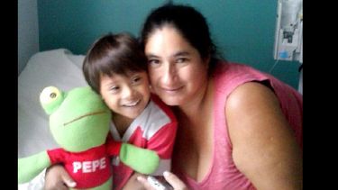El pequeño Marcos y su mamá Mónica Torres en el Hospital Español. (MONICA TORRES)