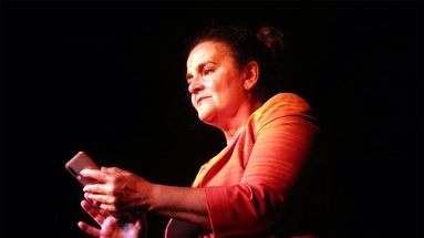 Pamela Lombari interpreta a la protagonista de Gloria, obra basada en textos de Virginia Feinmann, con dirección de Raúl Notta. Pamela Lombari interpreta a la protagonista de Gloria, obra basada en textos de Virginia Feinmann, con dirección de Raúl Notta.