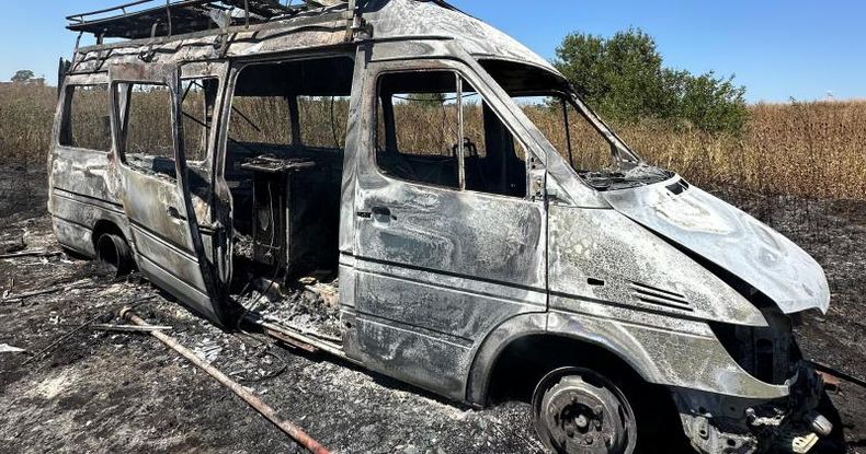 El furgón Mercedes Benz Sprinter quedó totalmente destruido por la voracidad de las llamas que habrían sido provocadas intencionalmente.