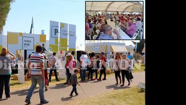 Los visitantes recorrieron la muestra ante un sol radiante.  (LA OPINION) - Las Carpa de las Colectividades ayer estuvo colmada de público.  (LA OPINION)