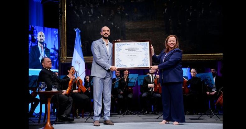La presidenta de la Cámara de Diputados, Cecilia Moreau, entregó la mención de honor Diputado Nacional Dr. Juan Bautista Alberdi a Abel Pintos.