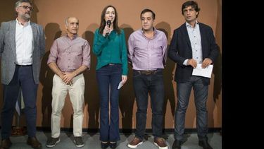 Vidal, acompañada por su vice y funcionarios de Educación y Hacienda, al anunciar el acuerdo. (GOBERNACION)