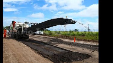Con la llegada de las maquinarias se dio inicio a la reconstrucción de los 20.500 metros del camino Guerrico-La Violeta. (MUNICIPIO DE PERGAMINO)
