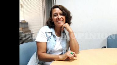 El curso de la historia no sólo crea acontecimientos que construyen un Estado, también crea personas. Y grupos de personas. La historia argentina reciente da cuenta de cómo la última dictadura produjo no sólo miles de desapariciones, sino que conformó un grupo social caracterizado por la ausencia que marcaron en su vida esos desaparecidos. Los hijos de desaparecidos son el producto de una tragedia histórica, son víctimas de una historia que los obligó a buscar la verdad sobre aquello que había sucedido con sus progenitores. Los Hijos pululan por todos lados, están diseminados a lo largo y ancho del país. Pergamino no es la excepción. Como corolario de la semana dedicada a la Memoria, en el marco del aniversario número 41 de la última Dictadura cívico militar, LA OPINION cuenta la historia de vida de Nancy Ceccón.  Quién era Luis La familia de Nancy estaba conformada por su mamá, Máxima Franco, su papá Luis Francisco Ceccón que era cabo de la Policía Bonaerense, y sus hermanos Liliana, Marisel y Silvio, siendo ella la más chica de los cuatro. Todos ellos vivieron primeramente en la casa de su abuela pero luego, en 1973, Luis compró un terreno en el barrio Güemes donde construyó su casa. Recordando  la militancia de su padre, Nancy, manifestó que participaba de un grupo de jóvenes católicos comprometidos con la realidad social de los más desprotegidos, liderados por el padre Marciano Alba, que se llamaba Emmanuel, mientras que también sabía de su participación activa en grupos políticos. Además recordó que su casa siempre estaba llena de personas, compañeros de la iglesia y de la política de su padre, y que ella veía, dentro de su hogar, muchos panfletos. Mi papá era muy cristiano. Bajo el lema de no hay amor más grande que dar la vida por sus amigos llevó adelante su militancia en el barrio Güemes donde había mucho por hacer, contó Nancy.  Montoneros carajo Luis era policía y se desempeñaba en la Brigada de Investigaciones de Junín, y de acuerdo con lo recordado por Nancy, era montonero ya que ella misma había aprendido los cánticos de la organización. Recuerdo que cada vez que cantaba: Montoneros carajo, mi papá me hacía bajar la voz, relató Nancy. La primera desaparición de Luis se dio en 1976, cuando lo llevaron junto al padre Marciano Alba y el padre Galli. El obispo de la diócesis de San Nicolás, Ponce de León, fue quién luchó por la liberación de los tres. Luego de que fuera dejado en libertad, Ceccón se mudó a una pensión ubicada en calle Luzuriaga. Por esa zona, Luis fue secuestrado una vez más el 16 de mayo de 1978. Desde ese día nadie más supo de él. Jamás creímos que nunca más volveríamos a verlo. Después de este hecho mi mamá realizó averiguaciones, viajaba a Junín pero nunca pudo tener noticias sobre mi papá, aseguró Nancy y afirmó que se estima que a mi papá lo mataron en diciembre de 1978 bajo la modalidad de los vuelos de la muerte. Vale destacar que a Luis se lo acusaba de ser espía ya que en vez de detectar o captar aquellos militantes de ideologías contrarias a los militares, los alertaba para que no fueran secuestrados.   Ausencias que destruyen La desaparición de su padre y las versiones que indicaban que su papá los había abandonado generó en Nancy una contradicción muy grande. No obstante, tras  muchos años de no asumir ser la hija de un desaparecido, le hice caso a mi corazón, necesitaba saber más de mi papá, despejar las dudas que el mismo sistema perverso de la Dictadura me había provocado y que me hacía repreguntarme todo el tiempo si en verdad mi papá había sido un traidor. Luego de muchos años de silencio pero con la firme intuición de que a su padre lo habían secuestrado, Nancy decidió reconstruir su historia. Tardé bastante en reconocerme como hija de un desaparecido, en reconocerme como la hija de Luis Ceccón, el militante, el montonero, el policía, el luchador, el obrero, el que ha trascendido las fronteras de la historia, cuenta Nancy al tiempo que afirma que salí vencedora porque la historia no pudo silenciarme por el contrario tomé una postura de convicciones, de orgullo y de reconocimiento de mi padre. El haberme constituido en una ferviente buscadora de la verdad me hizo militante de derechos humanos.  El mejor legado En 2011 fueron identificados los restos de Luis Ceccón, hallados en un Cementerio de General Lavalle. El haberme reecontrado de algún modo con mi papá fue aliviador. Sin dudas en mi cabeza y convencida de que mi papá había sido un gran hombre comencé un trabajo de limpieza de su nombre que había sido muy bastardeado, expresó Nancy. Hoy, a 41 años del terrorismo de Estado, Nancy brinda charlas en diferentes establecimientos educativos. Captar la atención de los jóvenes con mi historia es muy gratificante, es sanador porque estamos sembrando la semilla del interés de la verdadera historia, expresó Nancy y concluyó: Creo que las ganas de cambiar la realidad, de hacer del amor y del compromiso con el prójimo una constante es el mejor legado que me heredó mi papá.