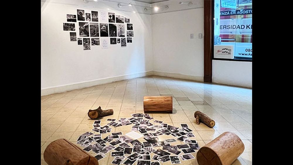 _pasares (caminar despiertxs), una instalación fotográfica profundamente introspectiva de la artista y fotógrafa Bárbara Prajs.&nbsp;