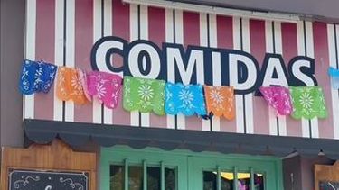 En la esquina de Echevarría y Moreno funciona Almacén de Comidas Juana. En la esquina de Echevarría y Moreno funciona Almacén de Comidas Juana.