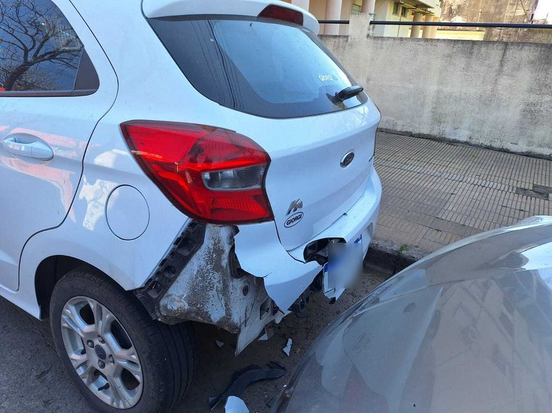 El Honda Fit fue el segundo en ser impactado y terminó desviado en la calle.