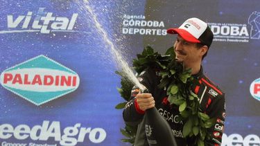 El piloto pergaminense festeja el tercer puesto en el podio de Alta Gracia. El piloto pergaminense festeja el tercer puesto en el podio de Alta Gracia.