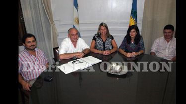 Lucio Tezón, Eddo Pascot, Paula Bustos, Andrea Bosco y Walter Baccarini, los concejales del PRO. (LA OPINION)