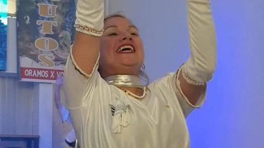 Romina Aranda es una docente de artística que brinda clases en escuelas públicas de nivel Primario y en Centros Educativos Complementarios de la ciudad y las localidades del Partido. El día de su cumpleaños número 39 sufrió el peor accidente de su vida al chocarla un auto mientras circulaba en moto en la esquina de Emilio R. Coni y Urquiza el mediodía del jueves 11 de septiembre de 2025. Las unidades de emergencias médicas la trasladaron al Hospital San José con código rojo e ingresó a la sala de cuidados intensivos. Desde ese momento permanece internada y su nombre adquirió notoriedad pública por los pedidos de oraciones compartidos en toda la comunidad a través de redes sociales y grupos de Whatsapp. Romina Aranda es una docente de artística que brinda clases en escuelas públicas de nivel Primario y en Centros Educativos Complementarios de la ciudad y las localidades del Partido. El día de su cumpleaños número 39 sufrió el peor accidente de su vida al chocarla un auto mientras circulaba en moto en la esquina de Emilio R. Coni y Urquiza el mediodía del jueves 11 de septiembre de 2025. Las unidades de emergencias médicas la trasladaron al Hospital San José con código rojo e ingresó a la sala de cuidados intensivos. Desde ese momento permanece internada y su nombre adquirió notoriedad pública por los pedidos de oraciones compartidos en toda la comunidad a través de redes sociales y grupos de Whatsapp.