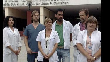 Profesionales que atendieron a Victorio y su mamá celebraron su nacimiento. (tn.com.ar)