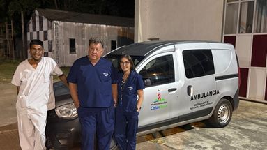 Nataly Méndez, subdirectora del Hospital de Colón, acompañada de trabajadores sanitarios del centro de salud colonense acompañando el operativo en el Aeródromo provincial de nuestra ciudad.
