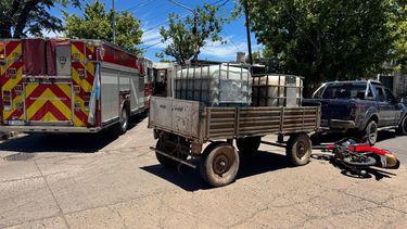 Los rescatistas colaboraron en la asistencia de la mujer lesionada para entablillarla y ascenderla a la camilla de la ambulancia que la trasladó al Hospital San José. Los rescatistas colaboraron en la asistencia de la mujer lesionada para entablillarla y ascenderla a la camilla de la ambulancia que la trasladó al Hospital San José.